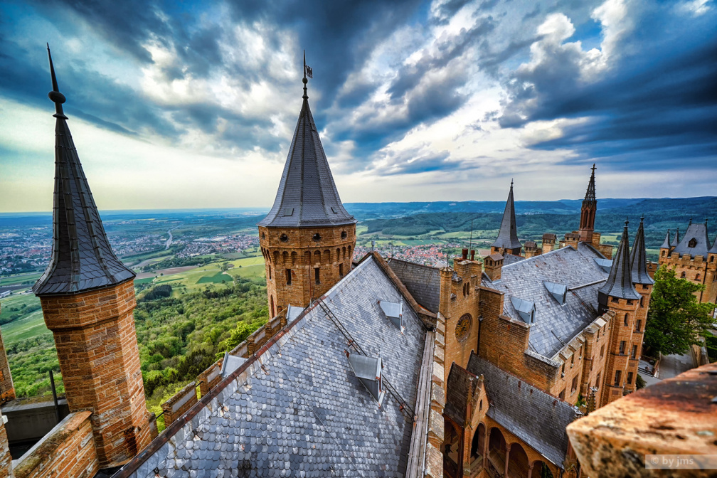 Burg-Hohenzollern-17-Wartturm-Daecher-Burghof