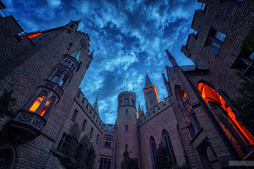 Burg-Hohenzollern-45-Innenhof-Wartturm
