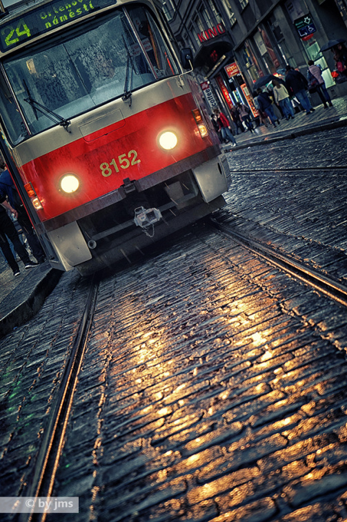 Prag-Strassenbahn-Regen-Spiegelung-schraeg